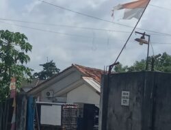 Bendera Merah Putih Sobek Berkibar di Pagar Distributor Aqua