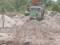 Aktifitas Diduga Tanpa Izin Milik Ahap Hancurkan Bantaran Sungai serta Jalan Desa