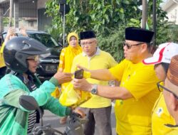 Ketua DPD Golkar Babel Turun Langsung Berbagi Takjil untuk Masyarakat